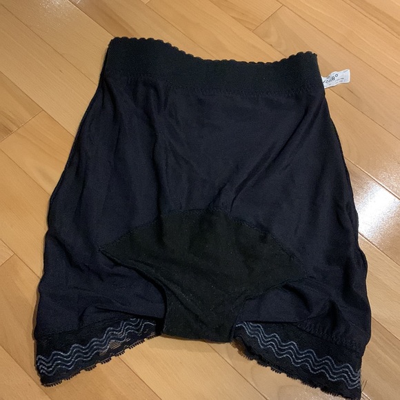 VEUC Vintage Black Shape wear Slip - size S - Picture 12 of 12